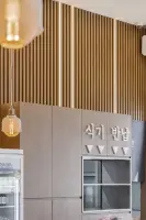 우드슬랫과 감성조명이 어우러진 카페 인테리어